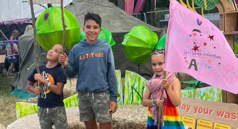 3 siblings waving flags.